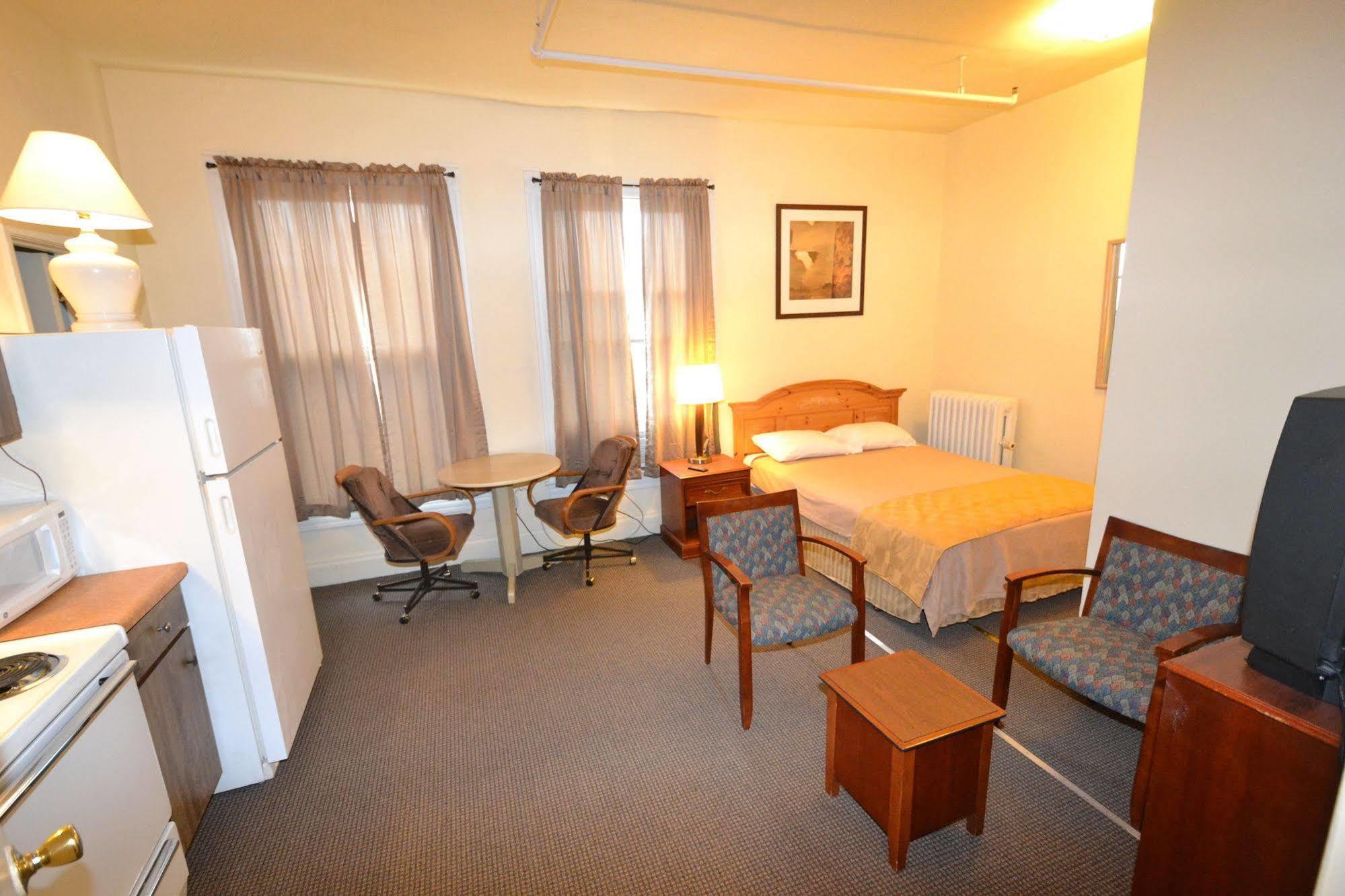 Perfect Stay Inn & Suites Blair Bagian luar foto